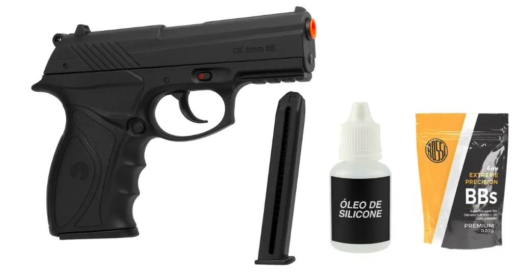 Pistola de airsoft preta com ponteira laranja, óleo de silicone e pacote de BBs