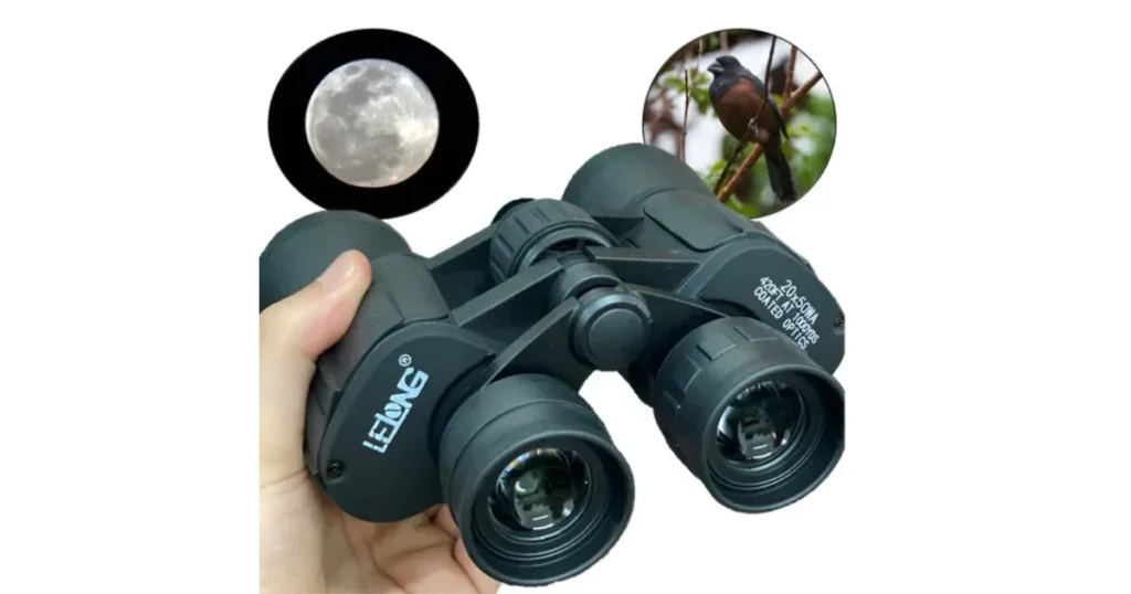 Binóculo preto sendo segurado com imagens da lua e de um pássaro nos cantos superiores