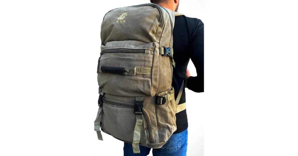 Mochila Impermeável 80 tática militar em uso demonstrando ergonomia e funcionalidade