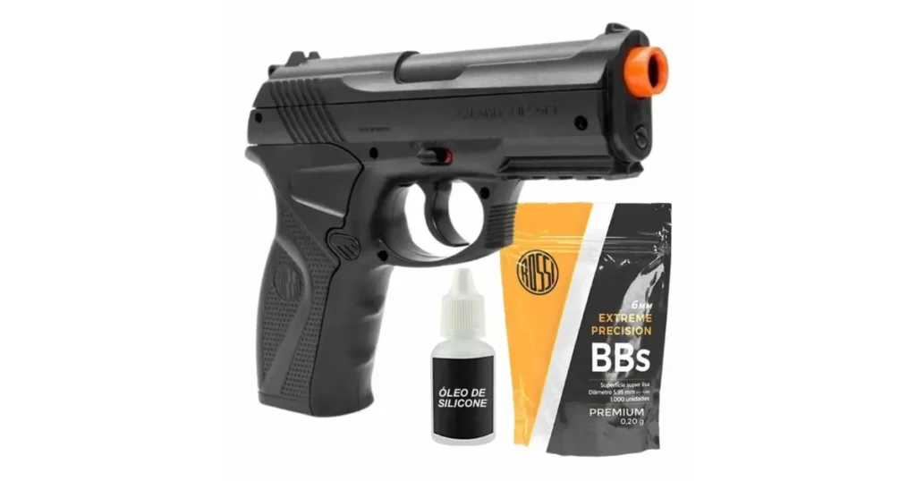 Pistola de airsoft preta com ponteira laranja, óleo de silicone e pacote de BBs