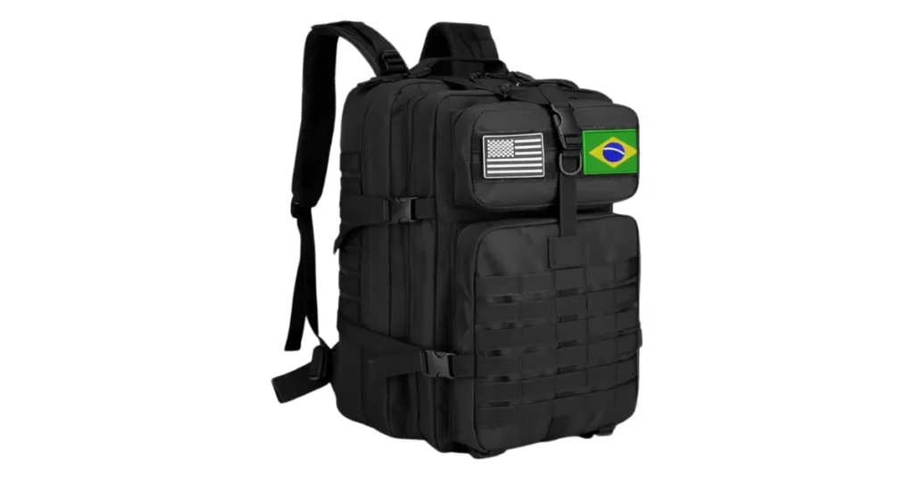 Mochila tática militar preta com patches da bandeira dos EUA e do Brasil